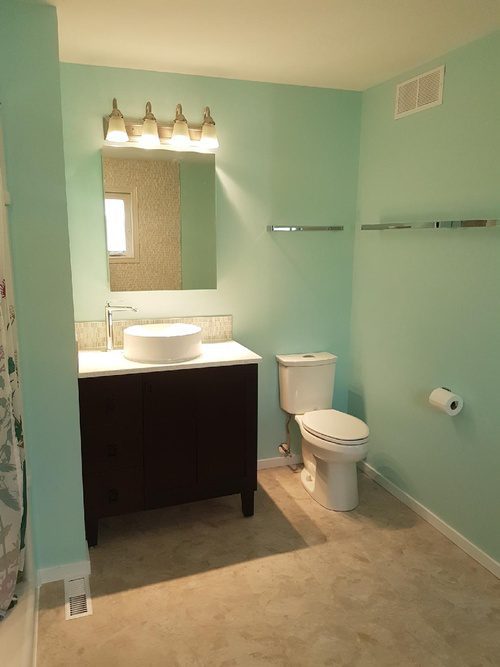 Turquoise walls for a sea-themed bathroom renovation